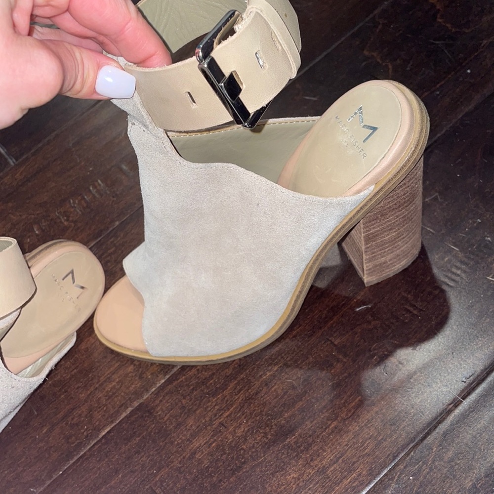 Marc fisher ankle strap pumps! In great condition